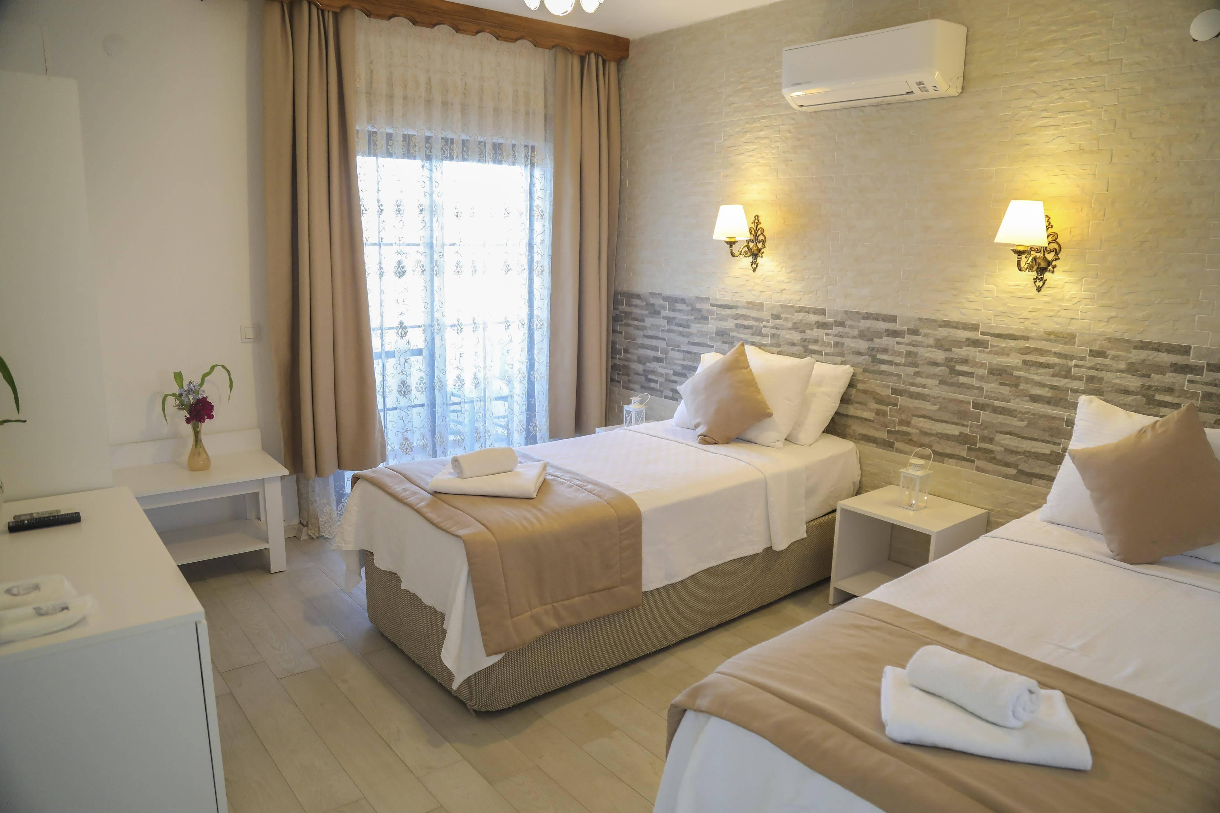 Aksu Hotel Alacatı Bagian luar foto