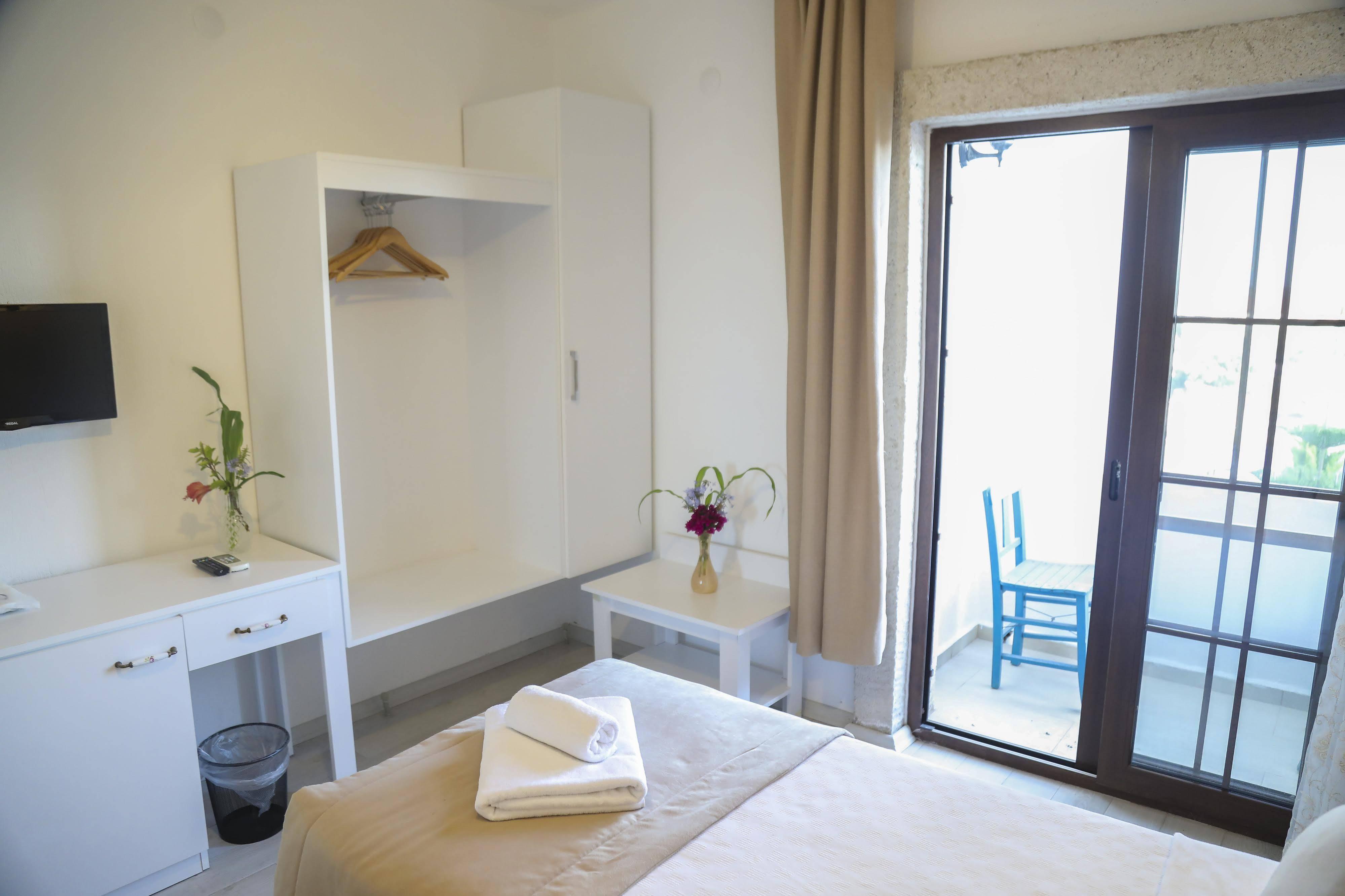 Aksu Hotel Alacatı Bagian luar foto